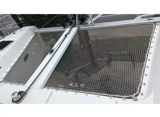 Trampoline mesh failure from load cascade