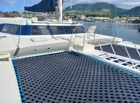 Long-lasting UV-protected net on cruising catamaran