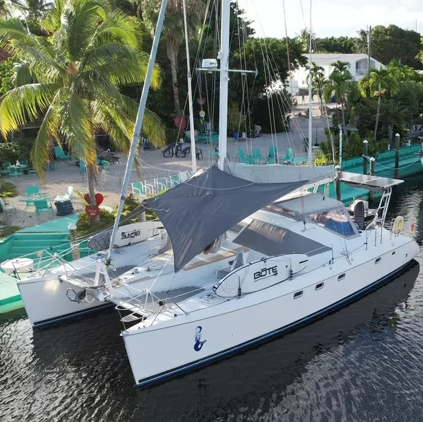 fifth picture of a yacht with a Sunrise SHADE